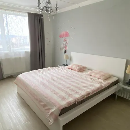 Bratislava, Bagra Family Apartment, Bathtub, Balcony, Free Parking, 6km Old Town * ברטיסלאבה