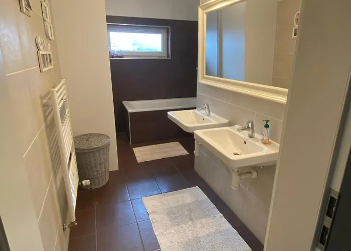 Bratislava, Bagra Family Apartment, Bathtub, Balcony, Free Parking, 6km Old Town *