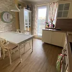 Bratislava, Bagra Family Apartment, Bathtub, Balcony, Free Parking, 6km Old Town Apartment *