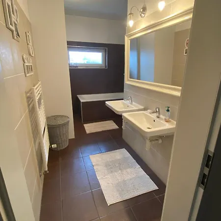 Bratislava, Bagra Family Apartment, Bathtub, Balcony, Free Parking, 6km Old Town *